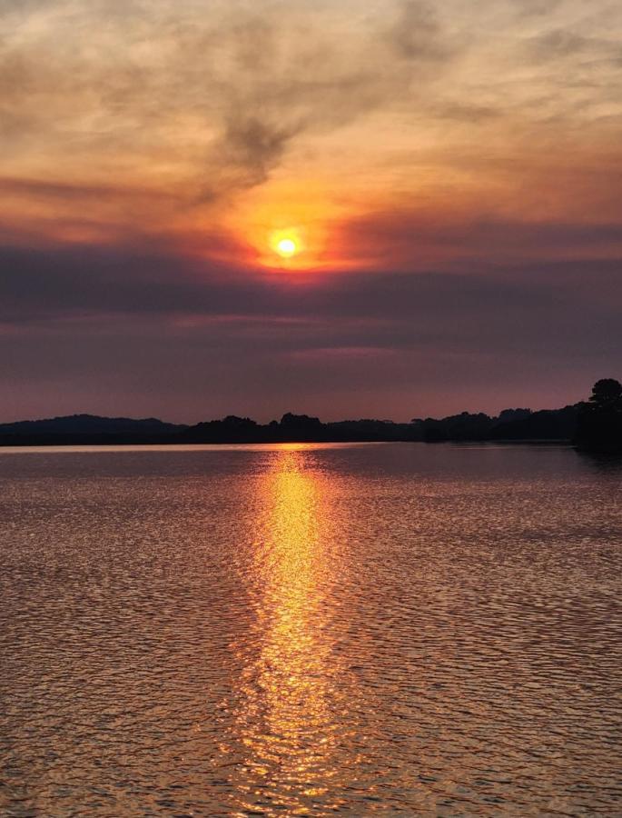 Strahan Beach Tourist Park ภายนอก รูปภาพ